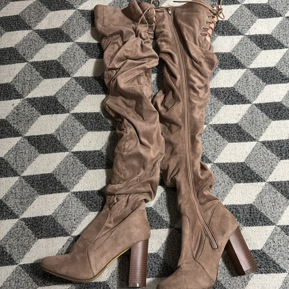 Over the knee boots - Picture 2 of 4